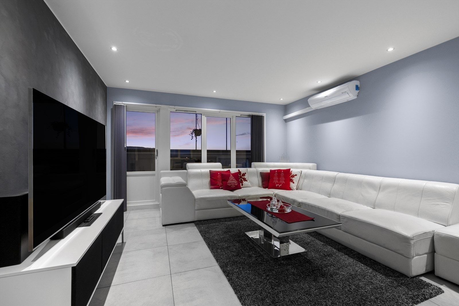 Romslig stue med direkte utgang til den innglassede balkongen. Galleribilde