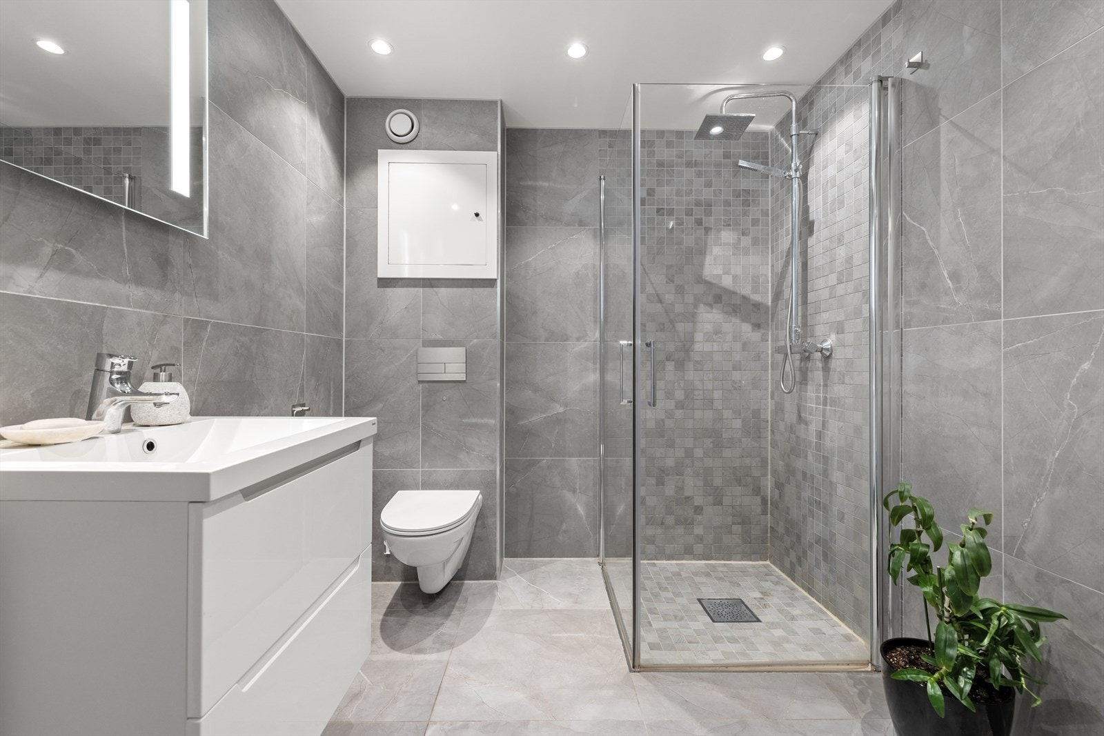 Delikat baderom, totalrenovert i 2019, med vegghengt toalett og moderne innredning. Galleribilde