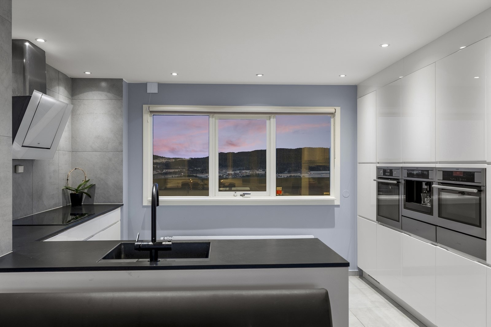 Påkostet Kvik kjøkken fra 2015 med grepsfrie fronter og rikelig med benkeplass. Galleribilde