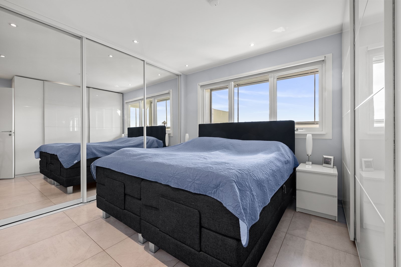 Hovedsoverom med god plass til dobbeltseng og en stor garderobeløsning. Galleribilde