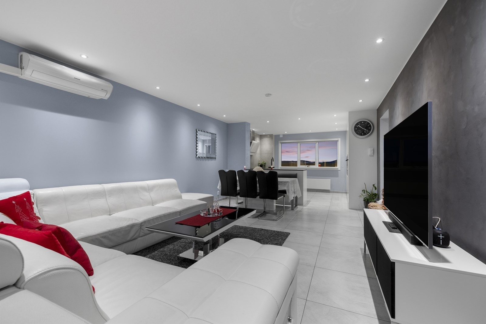 God plass for både spisebord og en romslig sofagruppe i stuen. Galleribilde