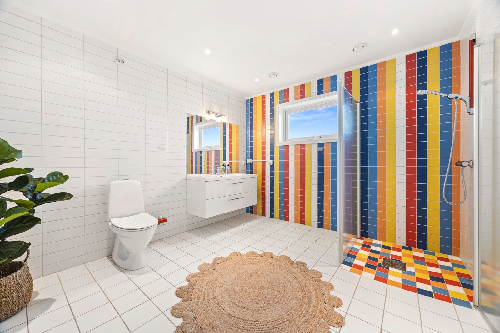 . Badet er flislagt og er innredet med wc, dusjhjørne, servant integrert i skuffeinnredning, speil og lys. Det ble satt inn ny servant og skuffeinnredning i 2025. Det er opplegg for badekar på badet Galleribilde