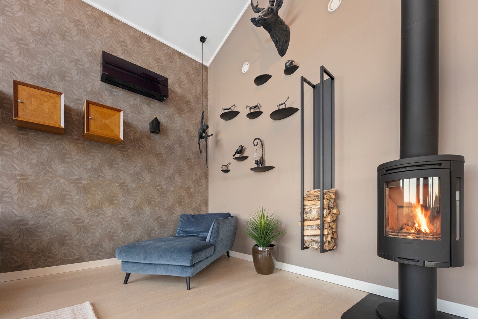 Det er heis mellom etasjene, vannbåren gulvvarme og luft-til-luft varmepumpe som sørger for jevn og behagelig temperatur året rundt Galleribilde