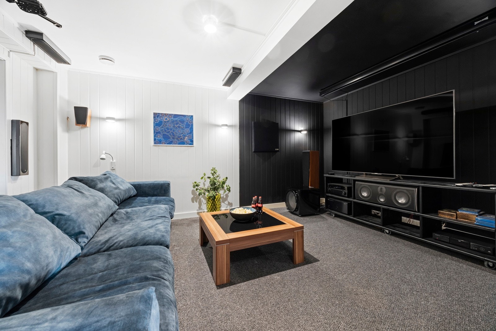 Stilig rom innredet som kinorom Galleribilde