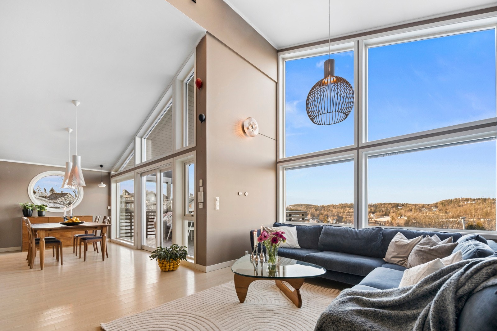 Rommet har store vindusflater fra gulv til tak med utgang til balkong. Her kan du også nyte flott utsikt over området! Galleribilde