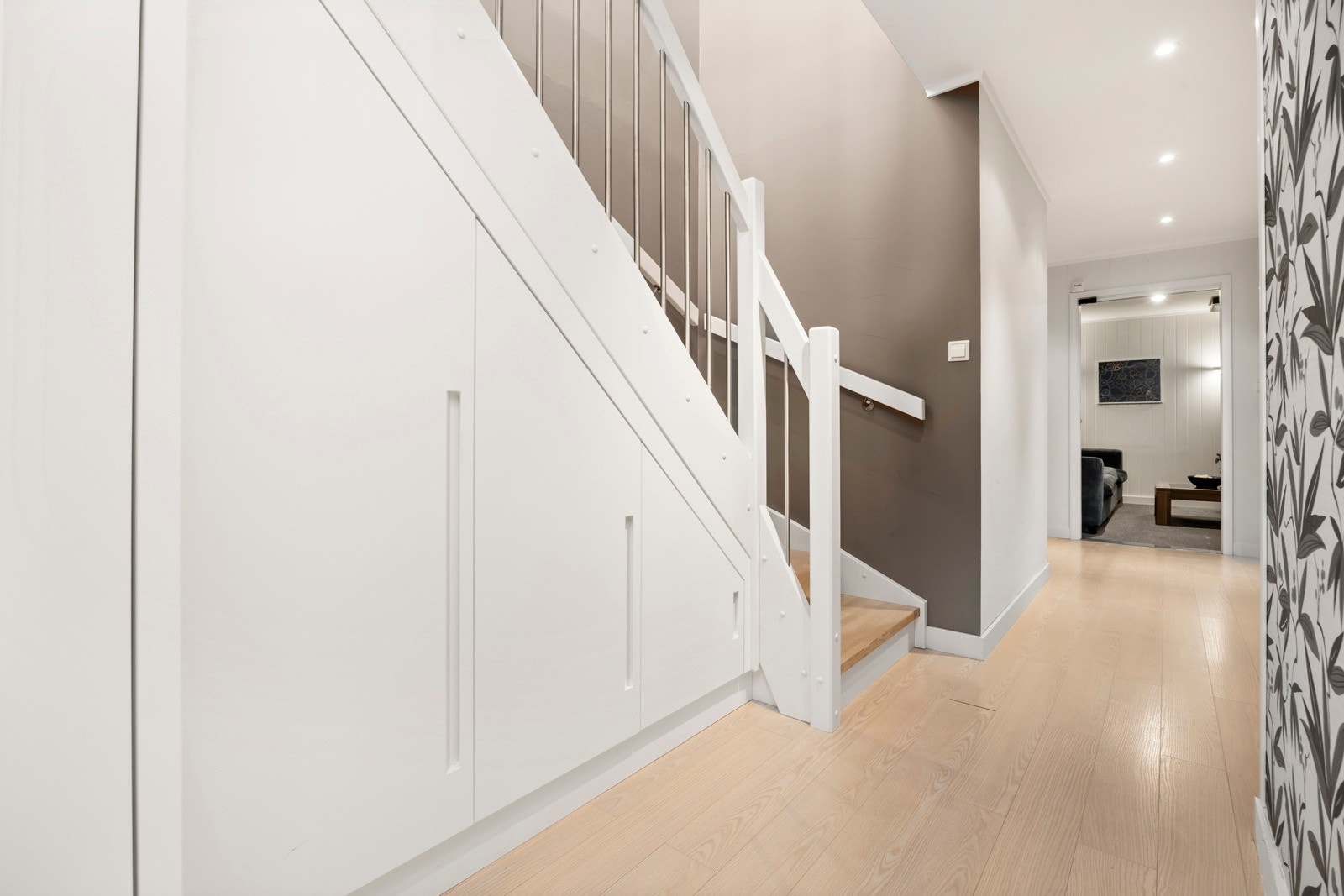 Underetasjen har gode lagringsmuligheter, bla. i skap under trappen Galleribilde