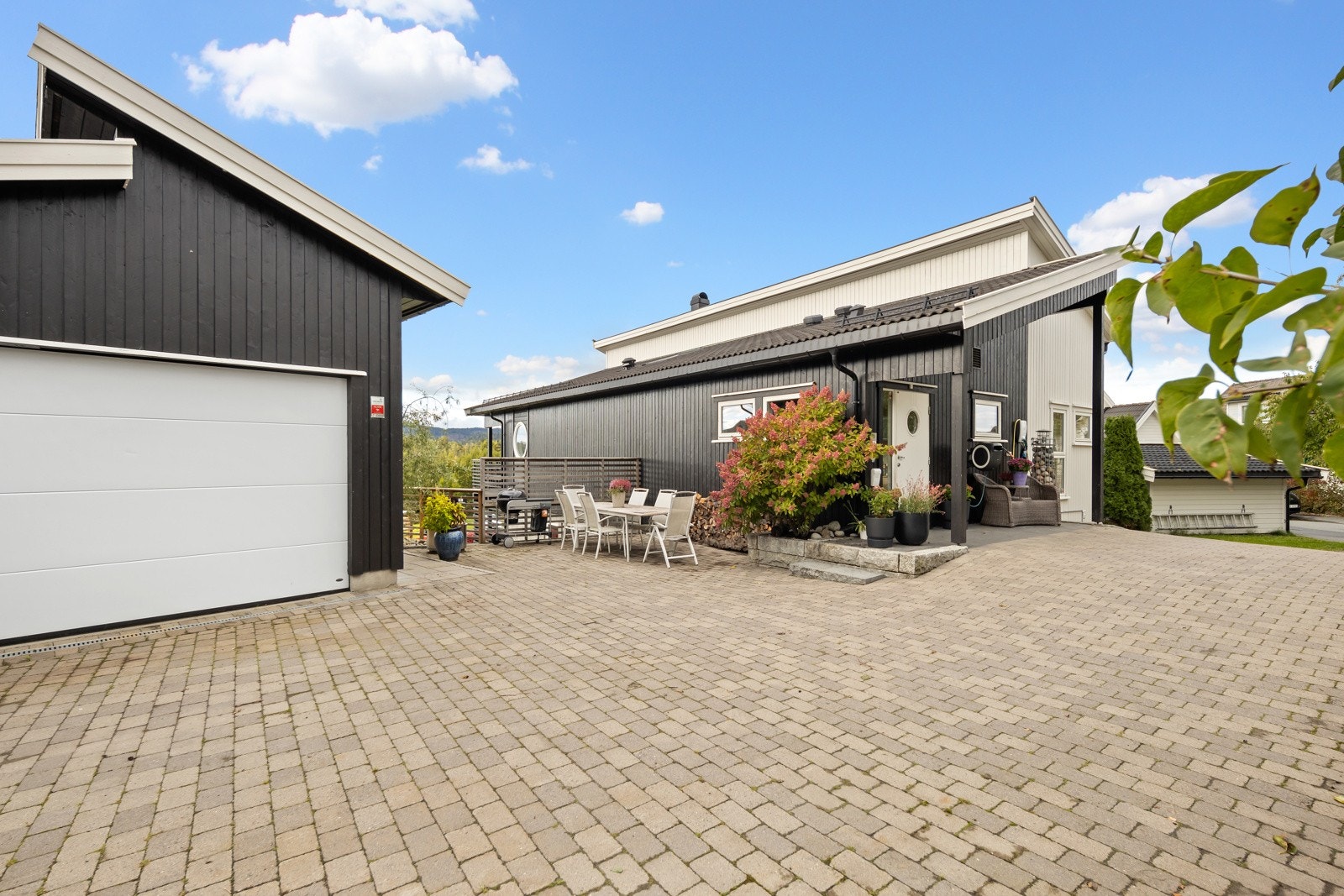 Parkering i dobbelgarasje, samt på egen tomt. Det er også lagringsmuligheter i garasjen Galleribilde