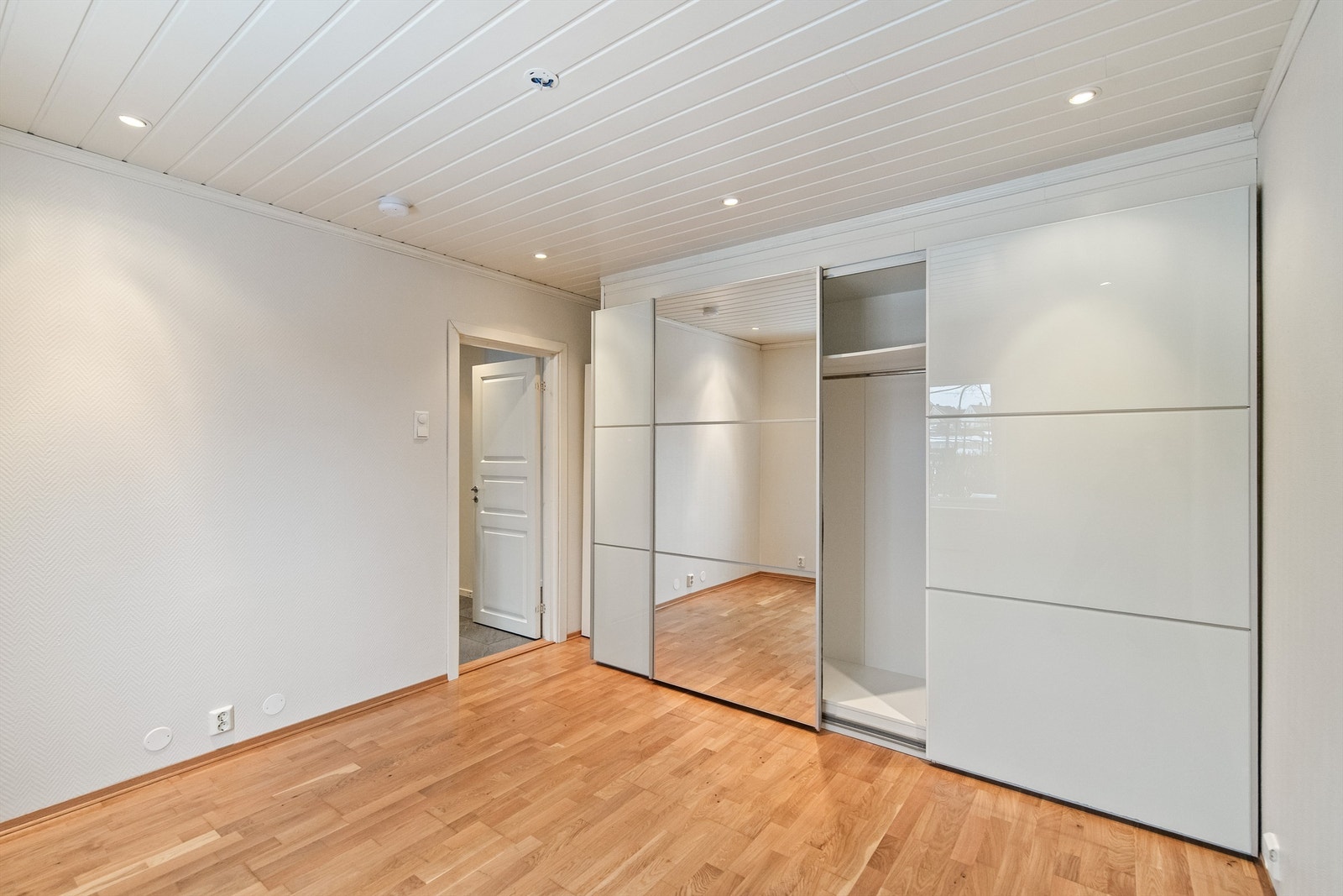 Her er det også rikelig med skapplass. Galleribilde