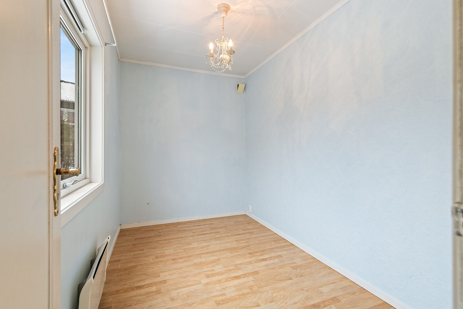 Soverom nummer tre med tilknytning til kjøkkenet. Det gjøres oppmerksom på at rommet ikke er søkt eller godkjent. Se salgsoppgavens punkt "ferdigattest" for mer informasjon. Galleribilde