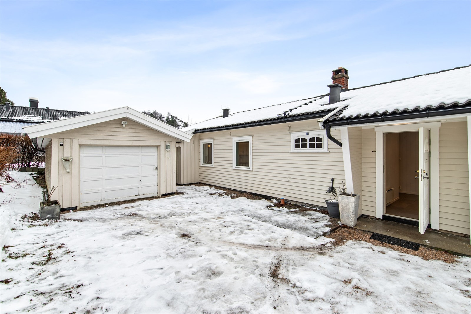 Det er gode parkeringsmuligheter i egen gårdsplass, samt garasje. Galleribilde