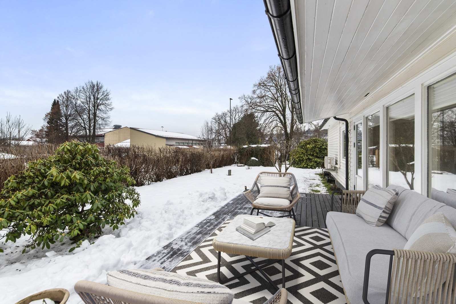 Mot vest/sør, med utgang fra boligens stue, er det bygget en stor og solrik platting med enkel adkomst videre til hagen. Galleribilde