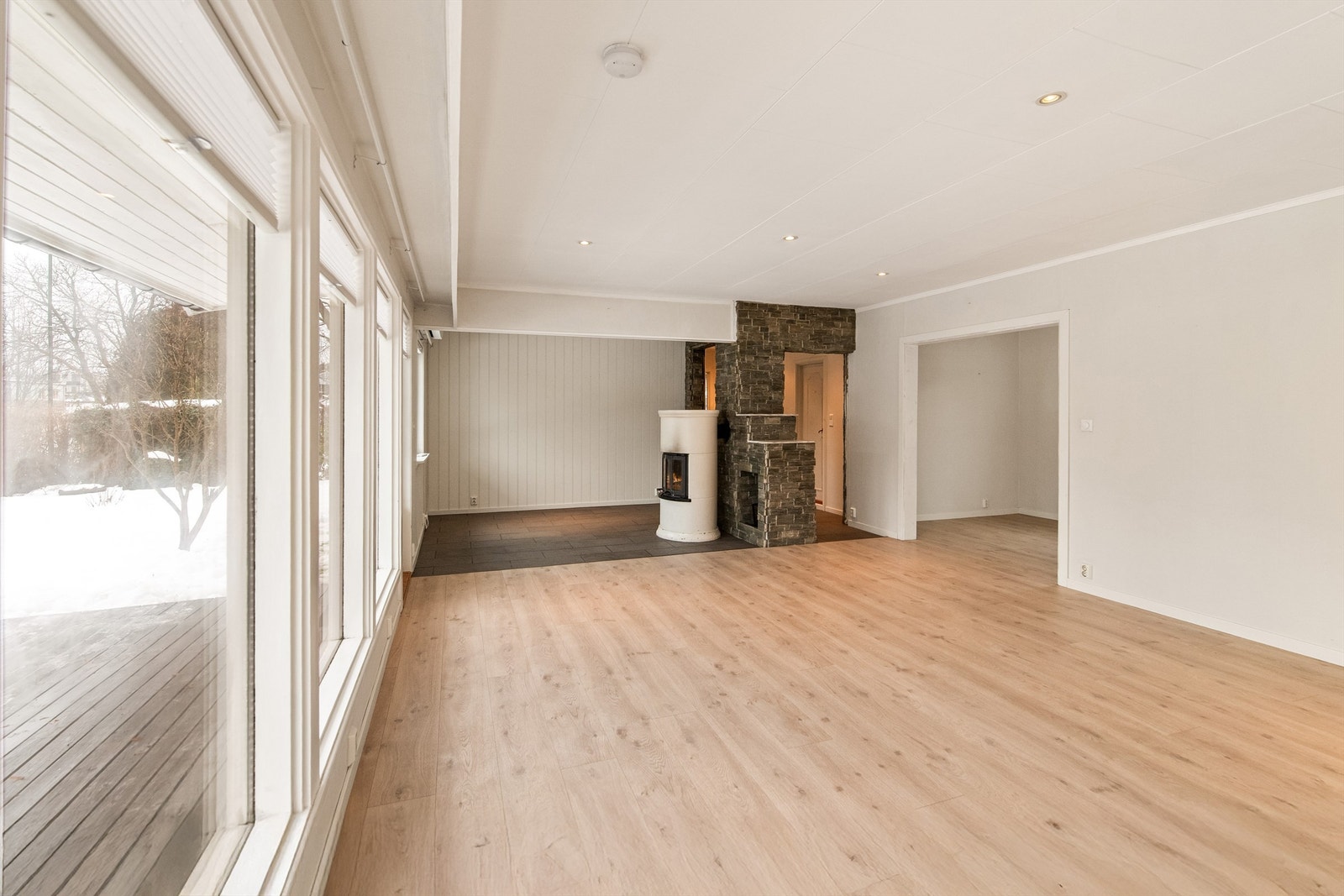 Stuen er romslig med gode møbleringsmuligheter og store vindusflater. Det er god plass til både sofagruppe og spisestue. Det er også utgang til solrik uteplass (ca. 19 kvm) og videre til hagen. Galleribilde