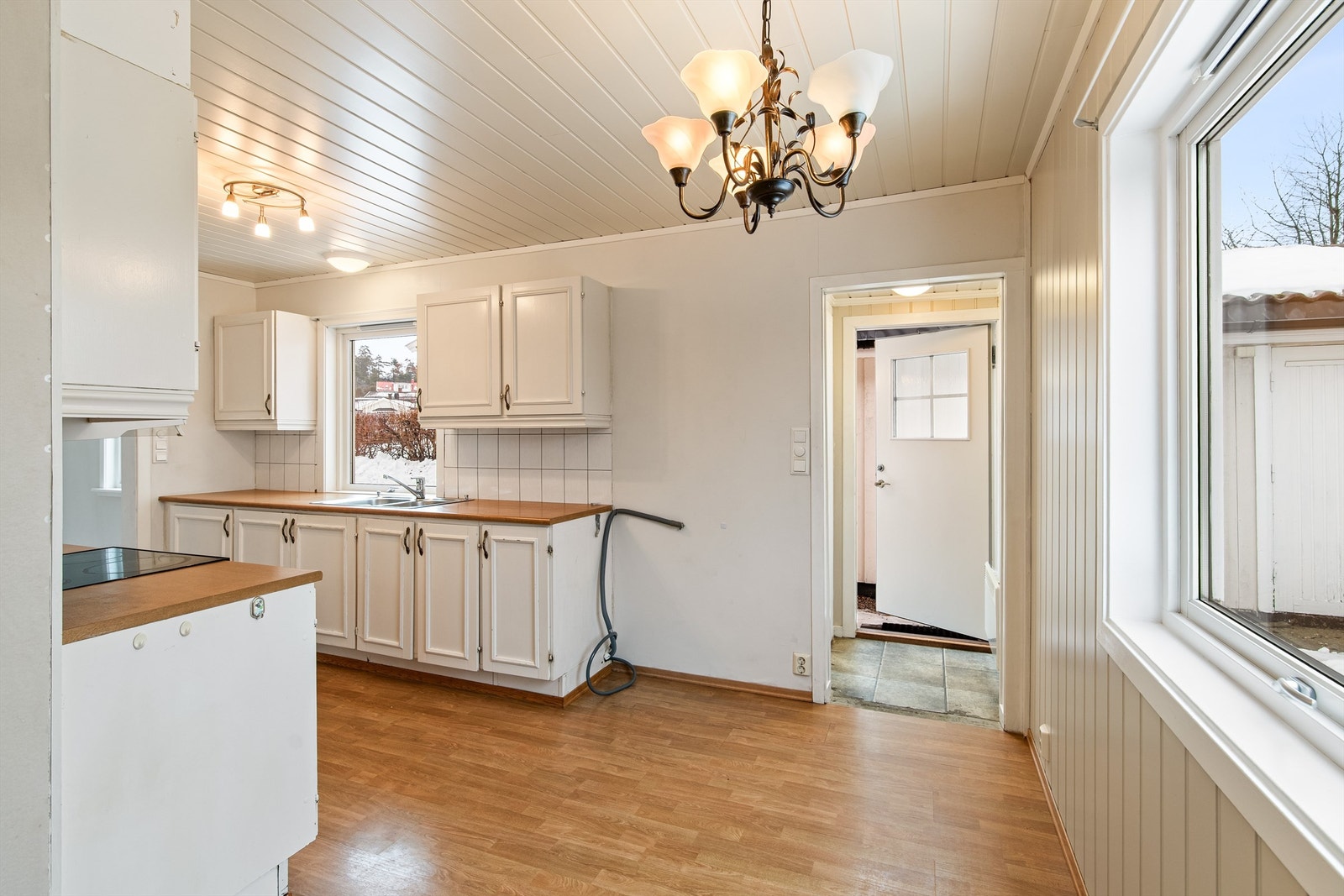 Til boligens kjøkken er det også egen utvendig inngang. Galleribilde