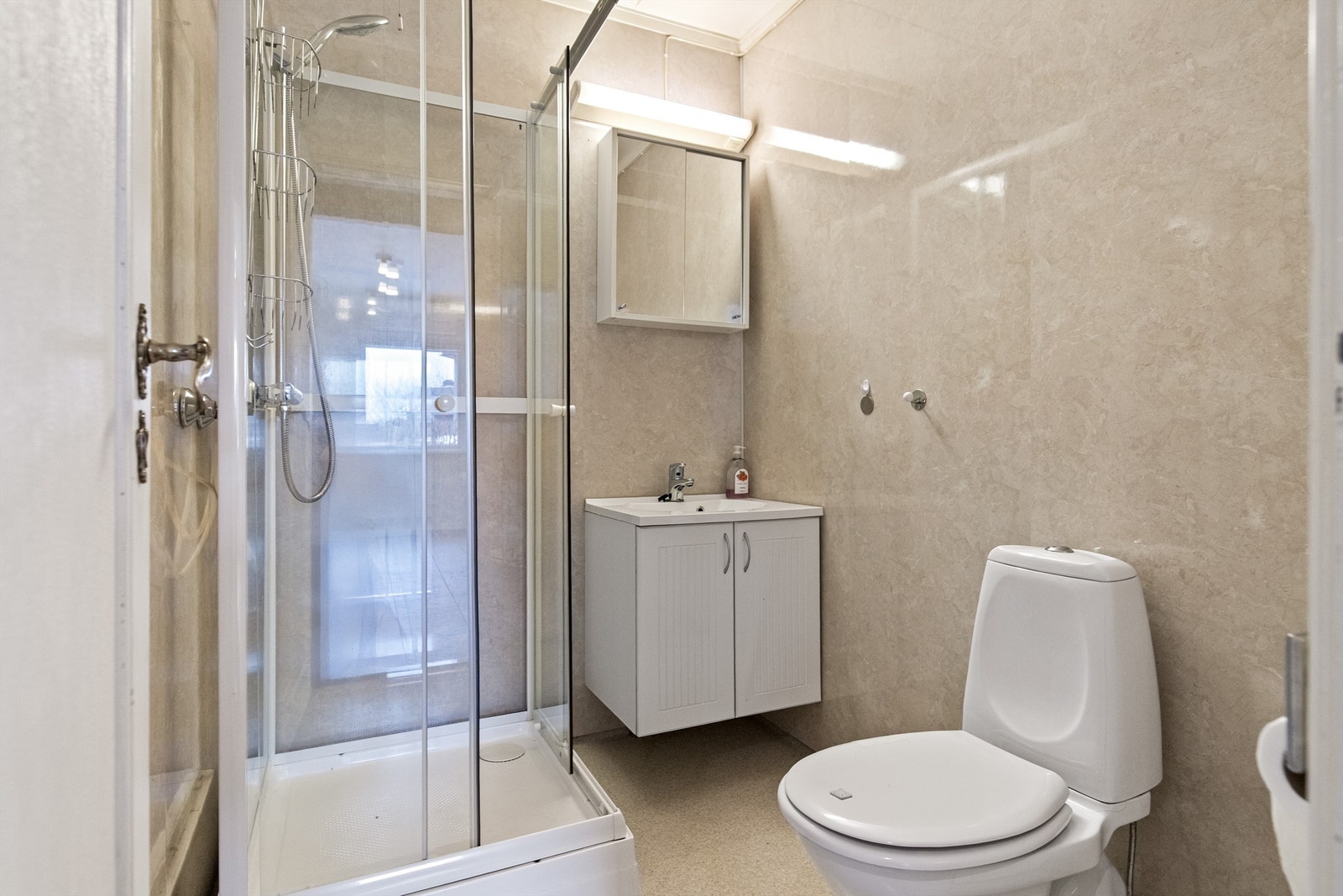 Boligens bad har belegg på gulv, og veggene har våtromsplater. Galleribilde