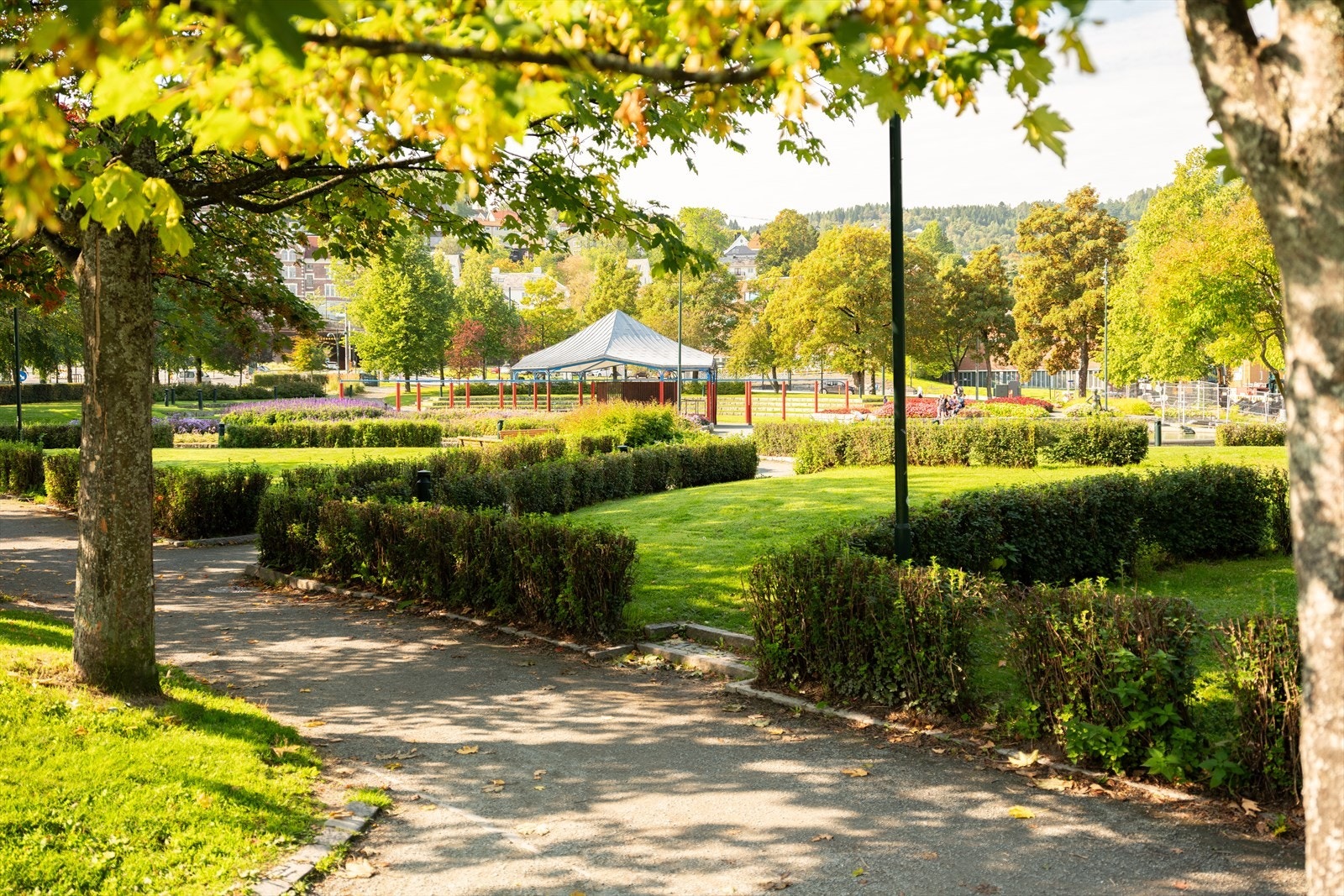 Rett over gata fra leiligheten finner du Ilaparken, koselig liten park midt i Ila med en vannfontene, lysthus, fotballbane og en fin lekeplass. Galleribilde