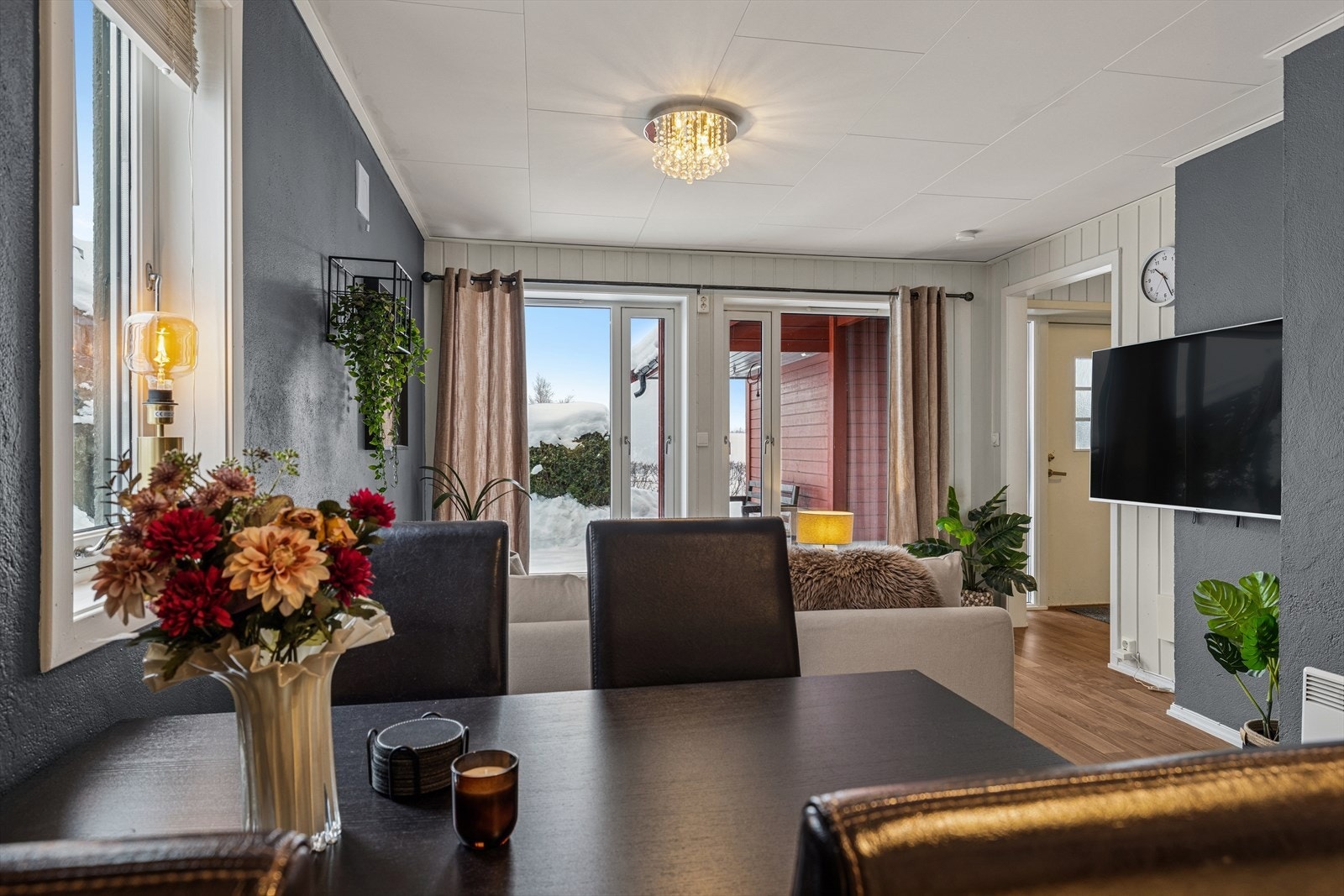 Hyggelig stue med utgang til uteplass. Galleribilde