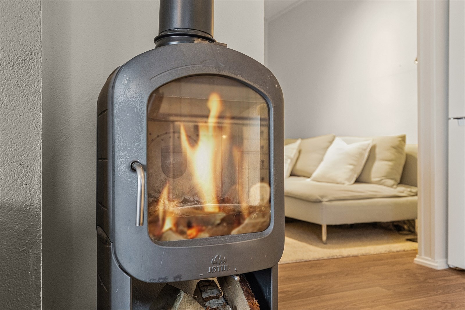 Peisovnen i stuen gir både hygge og god varme på kalde dager, og skaper en lun og behagelig atmosfære året rundt. Galleribilde