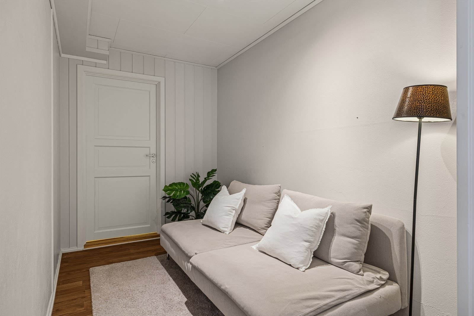 Plass til sittegruppe i gangen mellom kjøkkenet og vaskerom/bod. Galleribilde