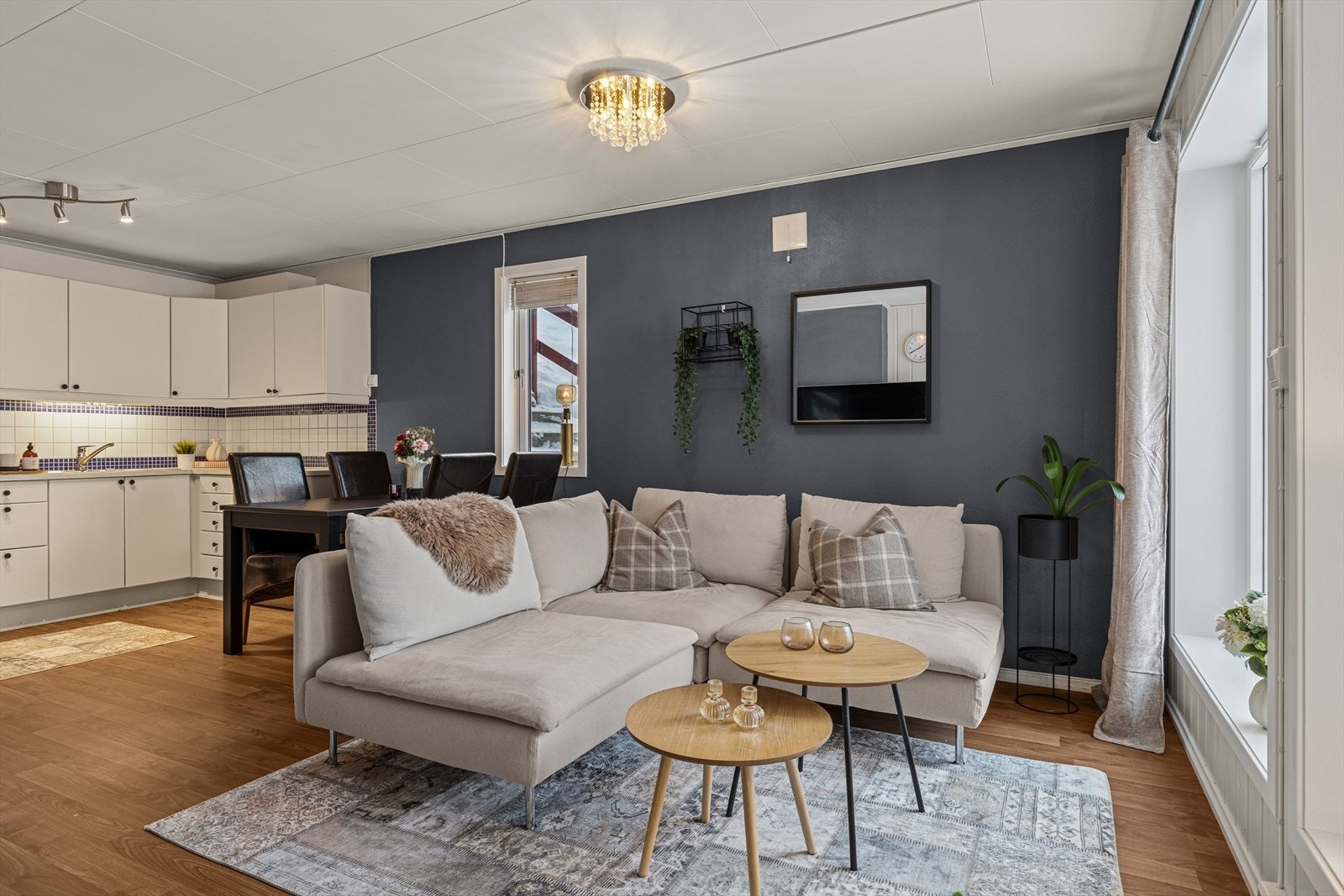 Stuen har god plass til både sofagruppe og spisestue, noe som gir fleksible og innbydende møbleringsmuligheter. Galleribilde