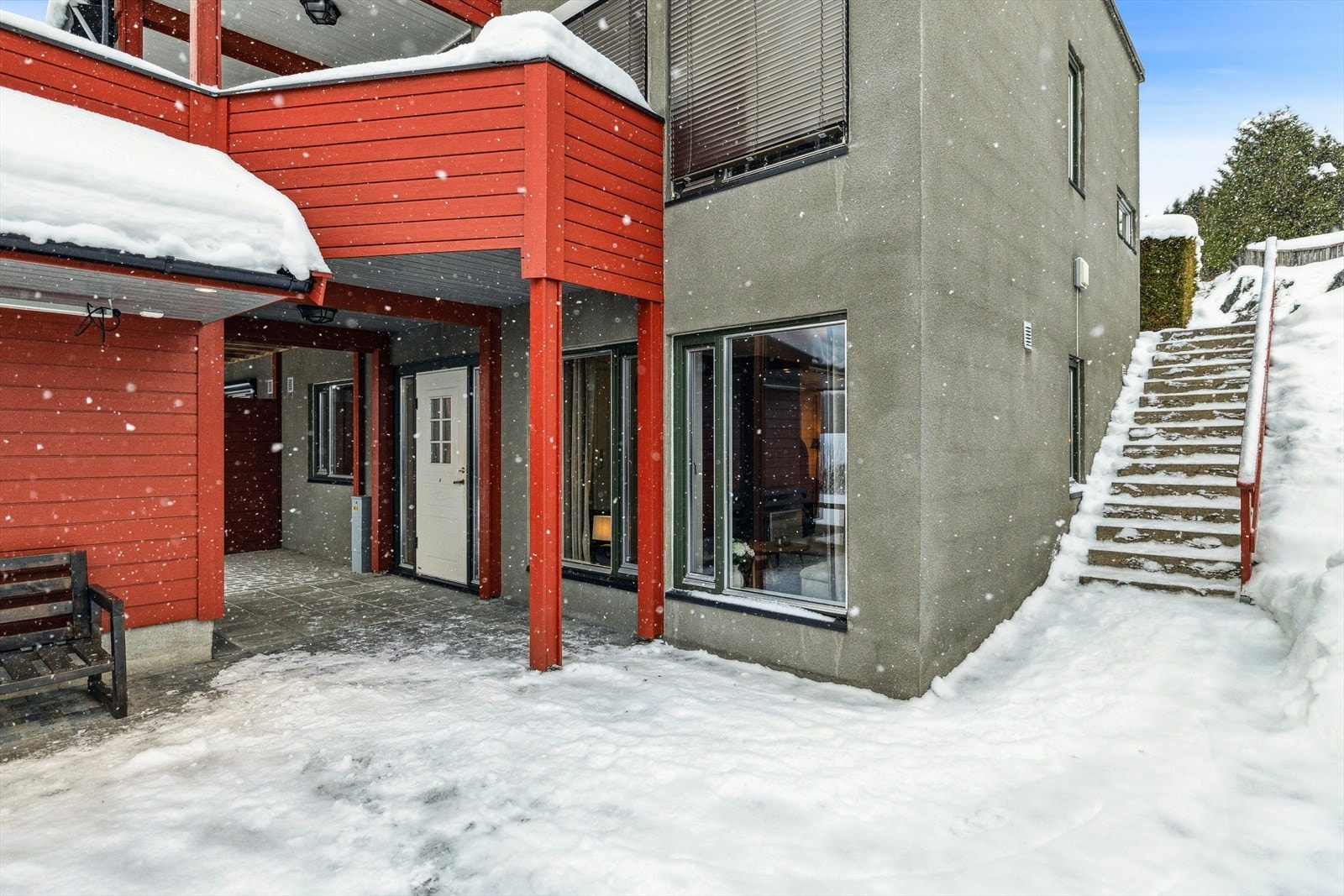 Leiligheten ligger i byggets 1. etasje Galleribilde