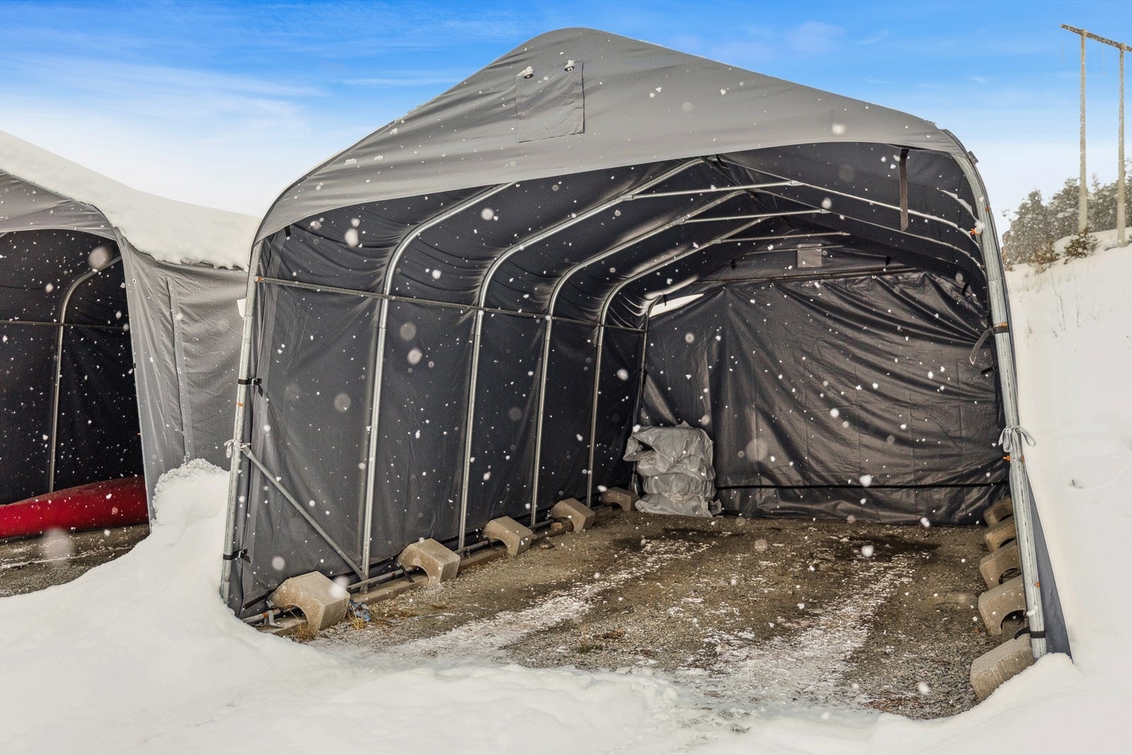 Tilhørende plasthall-garasje til hver av de fire enhetene. Galleribilde