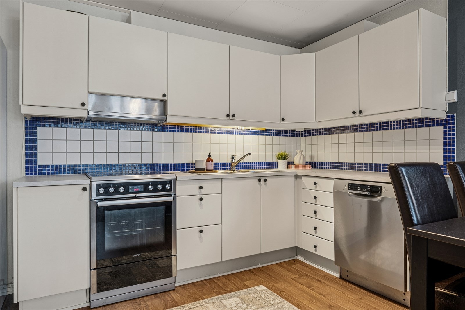 Kjøkkenet har godt med både skap- og benkeplass, noe som gir en praktisk og funksjonell arbeidsflate i hverdagen. Galleribilde