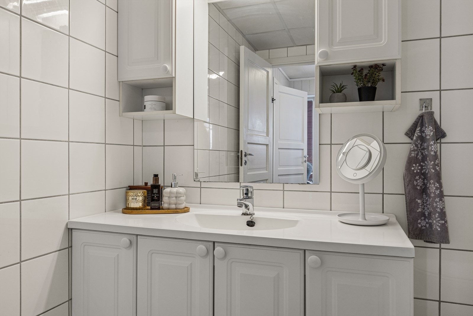 Baderom med fliser på veggene og belegg på gulvet. Galleribilde