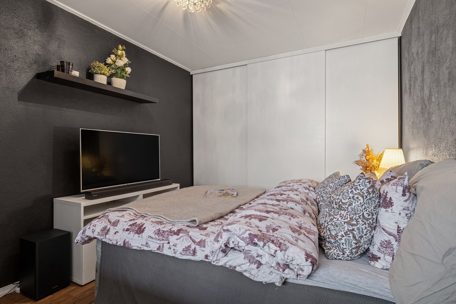 Skyvedørsgarderoben gir rikelig med oppbevaringsplass og bidrar til et ryddig og pent inntrykk. Galleribilde