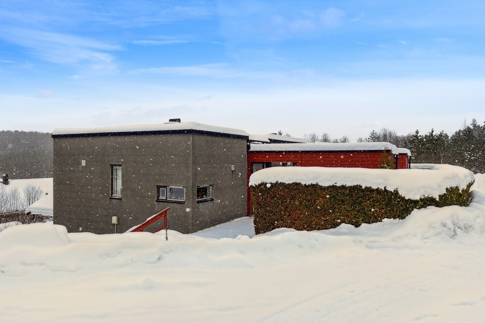 Eiendommen ligger i et attraktivt område med gode transportmuligheter og nærhet til nødvendige fasiliteter. Galleribilde