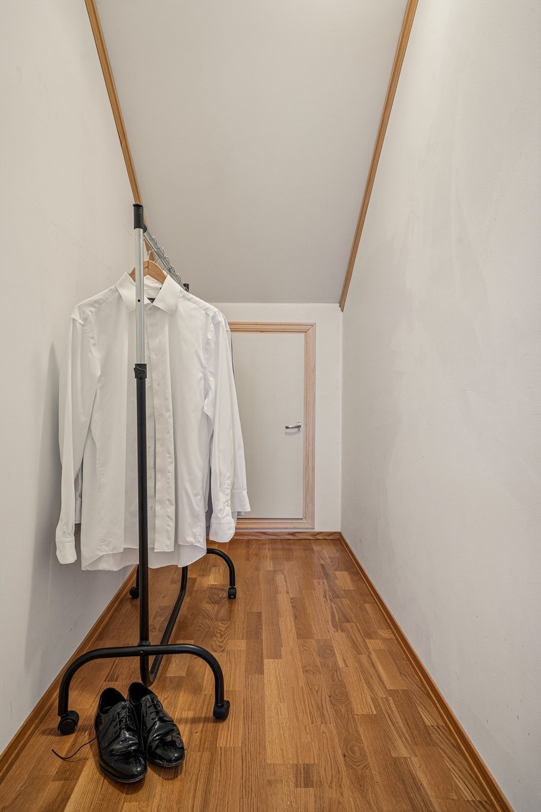 Boligen har gode lagringsmuligheter i to innvendige boder, samt en utvendig bod. Galleribilde