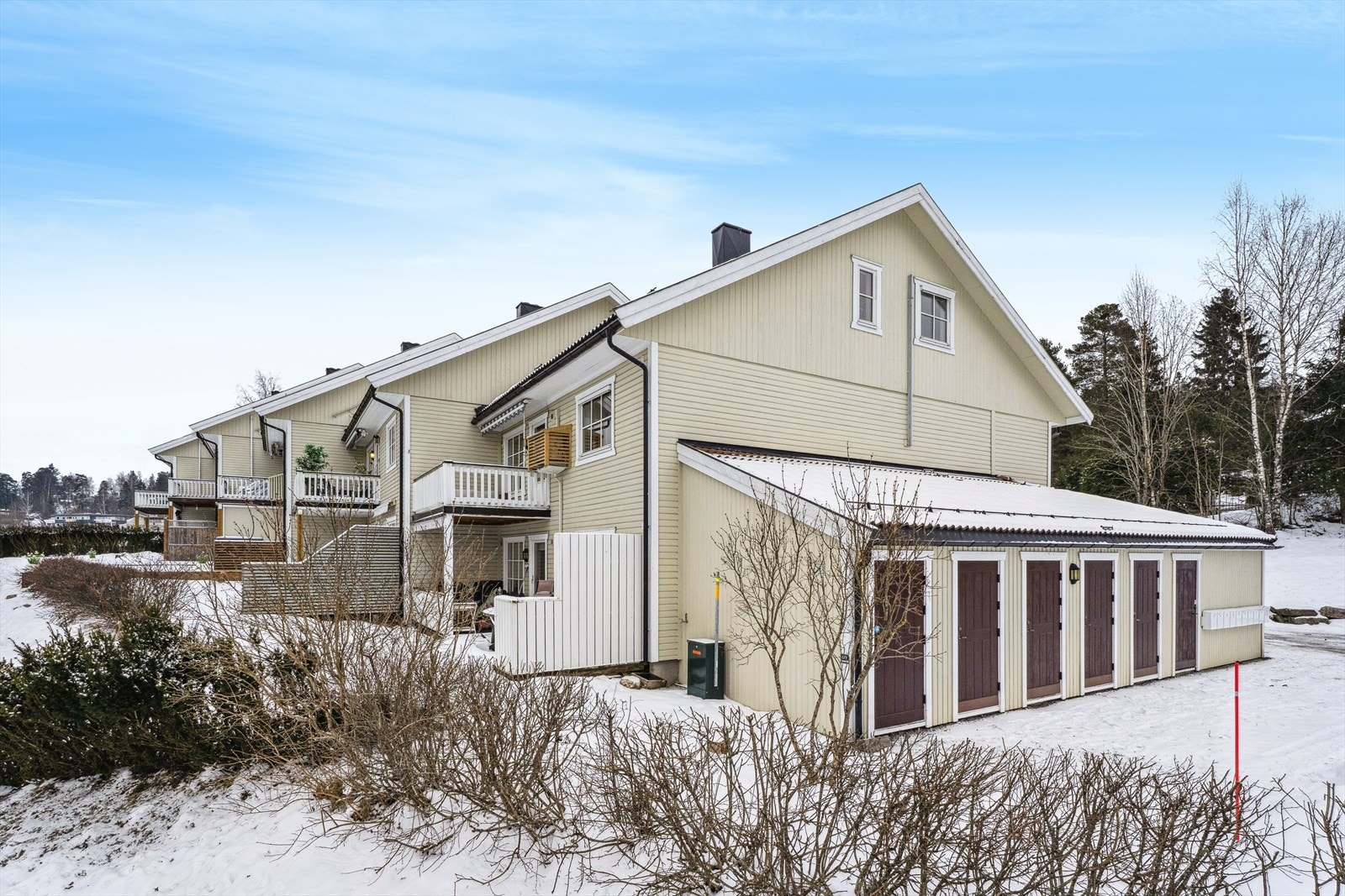 Det er felles tomt for sameiet som er opparbeidet med grøntarealer og prydbusker, samt asfalterte gang- og kjøreveier, parkeringsplasser og carport rekker. Galleribilde