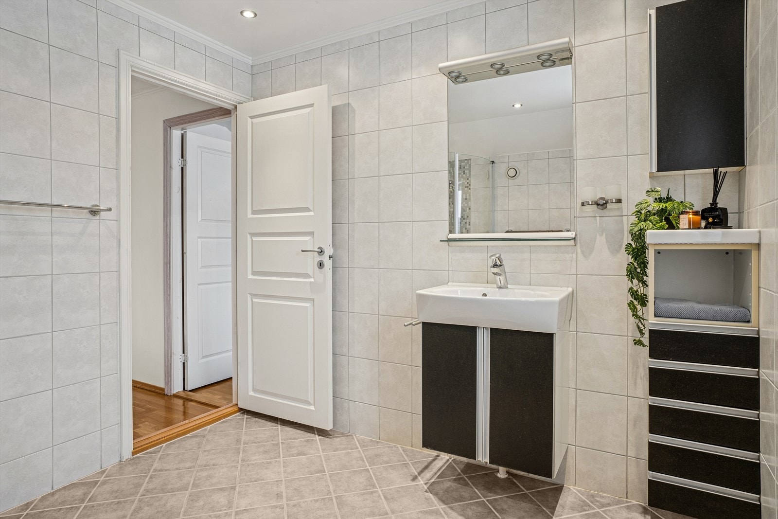 Badet beliggende på loftet er fra 2006 og har flislagte overflater på både gulv og vegger, med elektriske varmekabler i gulvet. Galleribilde