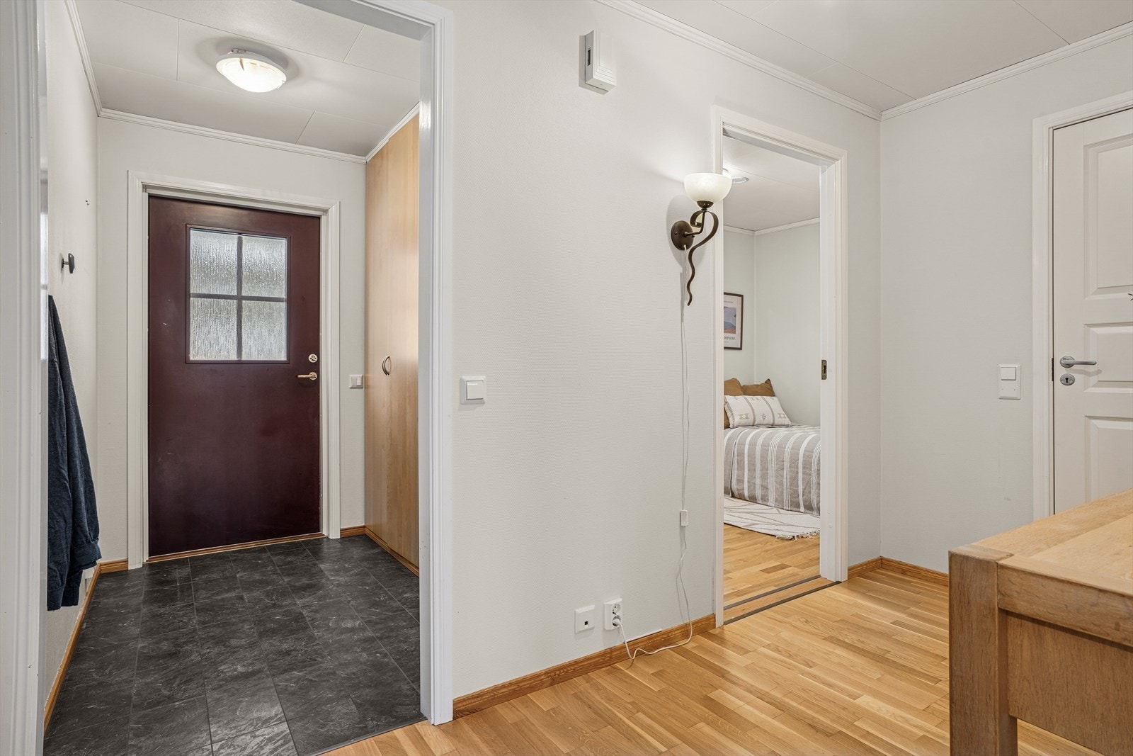 Her ønskes du velkommen inn i lys entré med plass til å henge fra deg ytterklær i et garderobeskap. Galleribilde