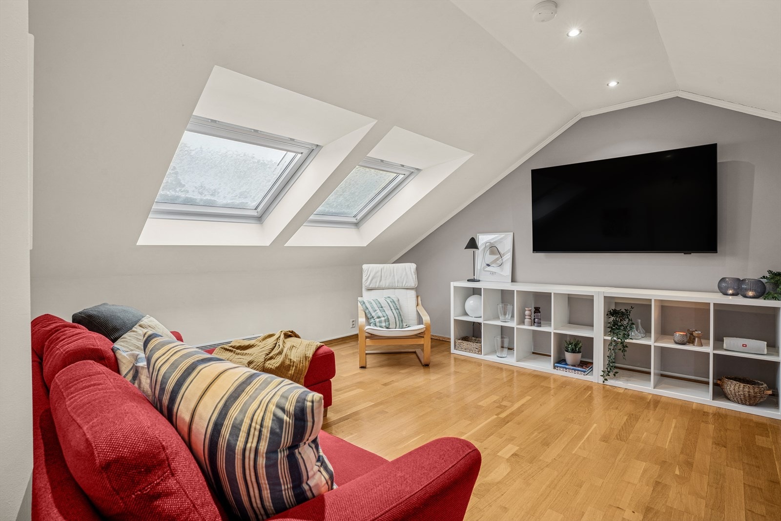 Det er innredet med en lys loftstue med store takvinduer. Galleribilde