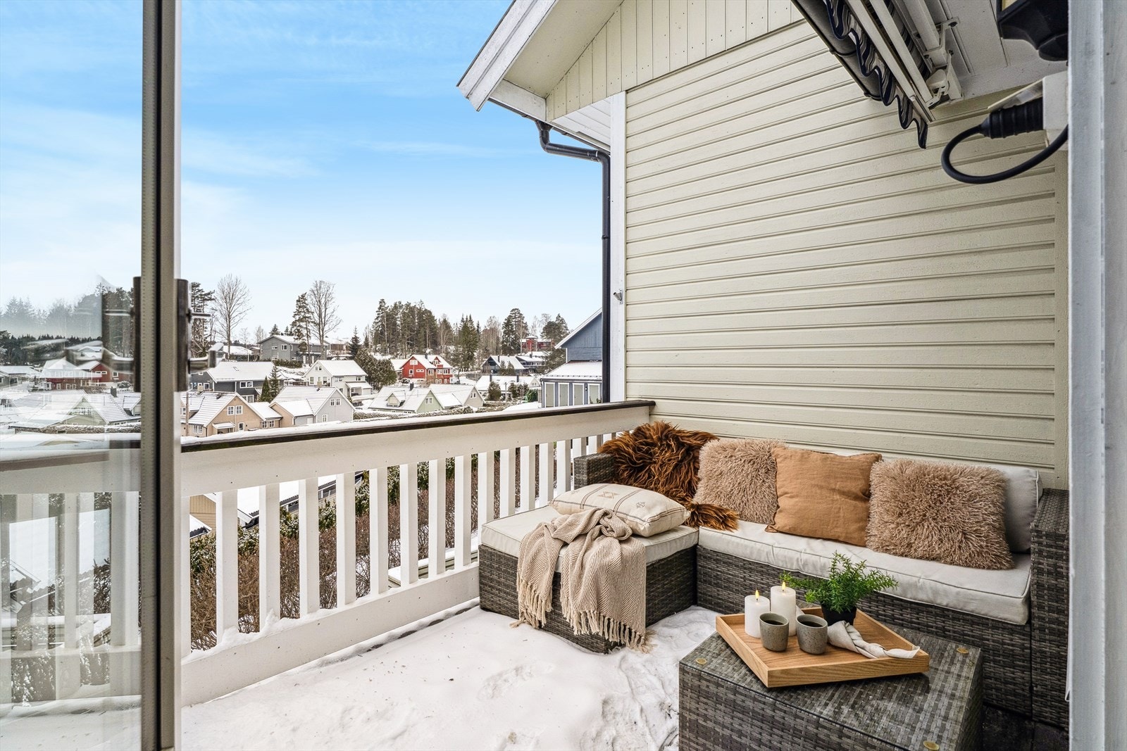 Fra stuen er det utgang til solrik balkong, hvor fine dager kan tilbringes. Galleribilde