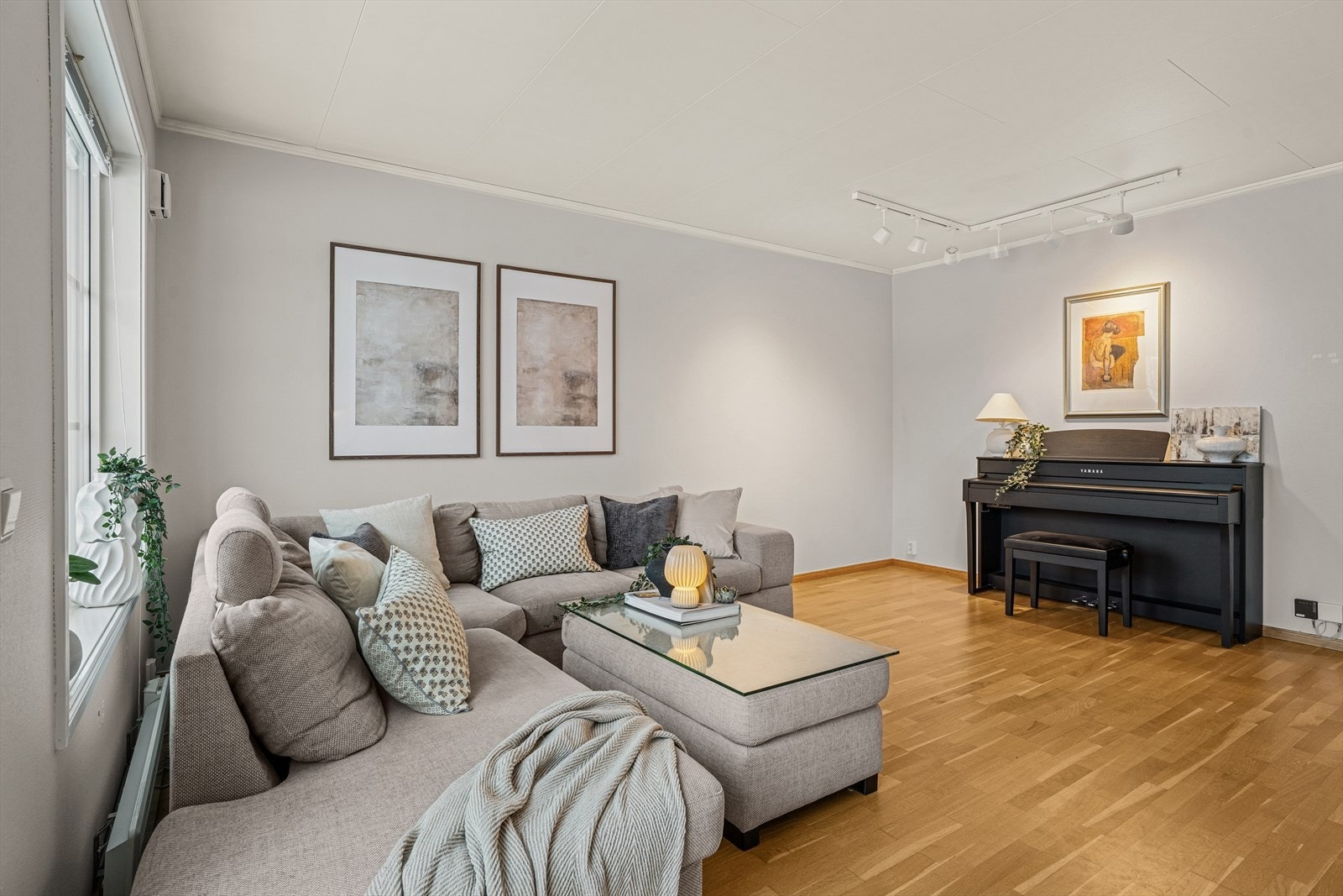 Stuen har plass til flere møbleringsmuligheter for å skape den stuen du selv ønsker. Galleribilde