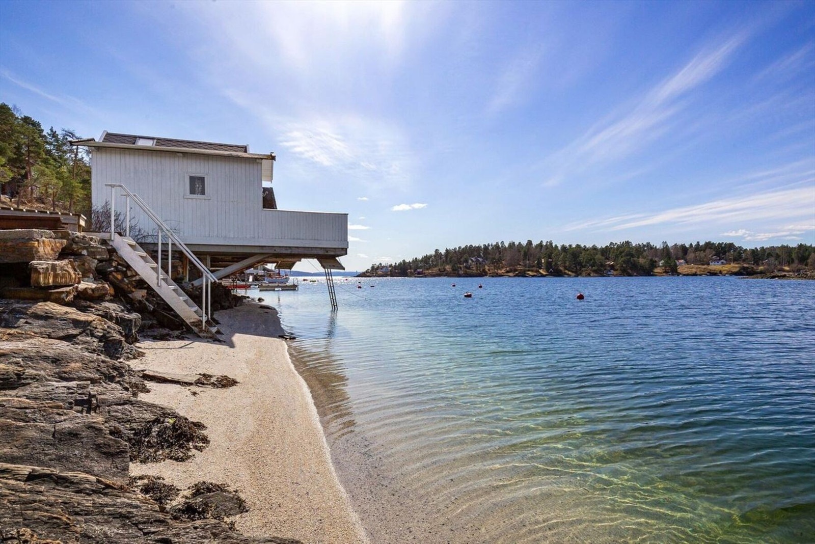 Boligen ligger i maritime omgivelser. 2 minutters gange til badeplass i enden av Bruksveien. Galleribilde