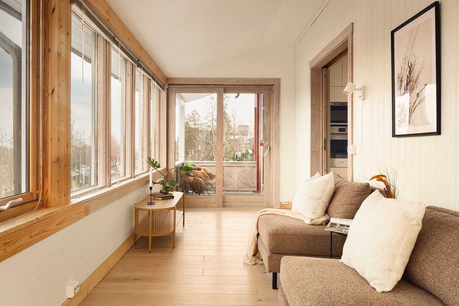 En lys og trivelig glassveranda i tilknytning til stuen gir et ekstra oppholdsrom. Galleribilde