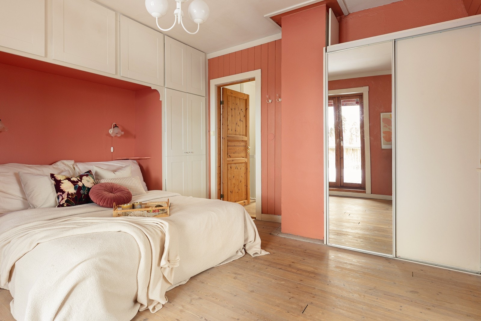 Den malte tretrappen leder deg opp til andre etasje. Galleribilde