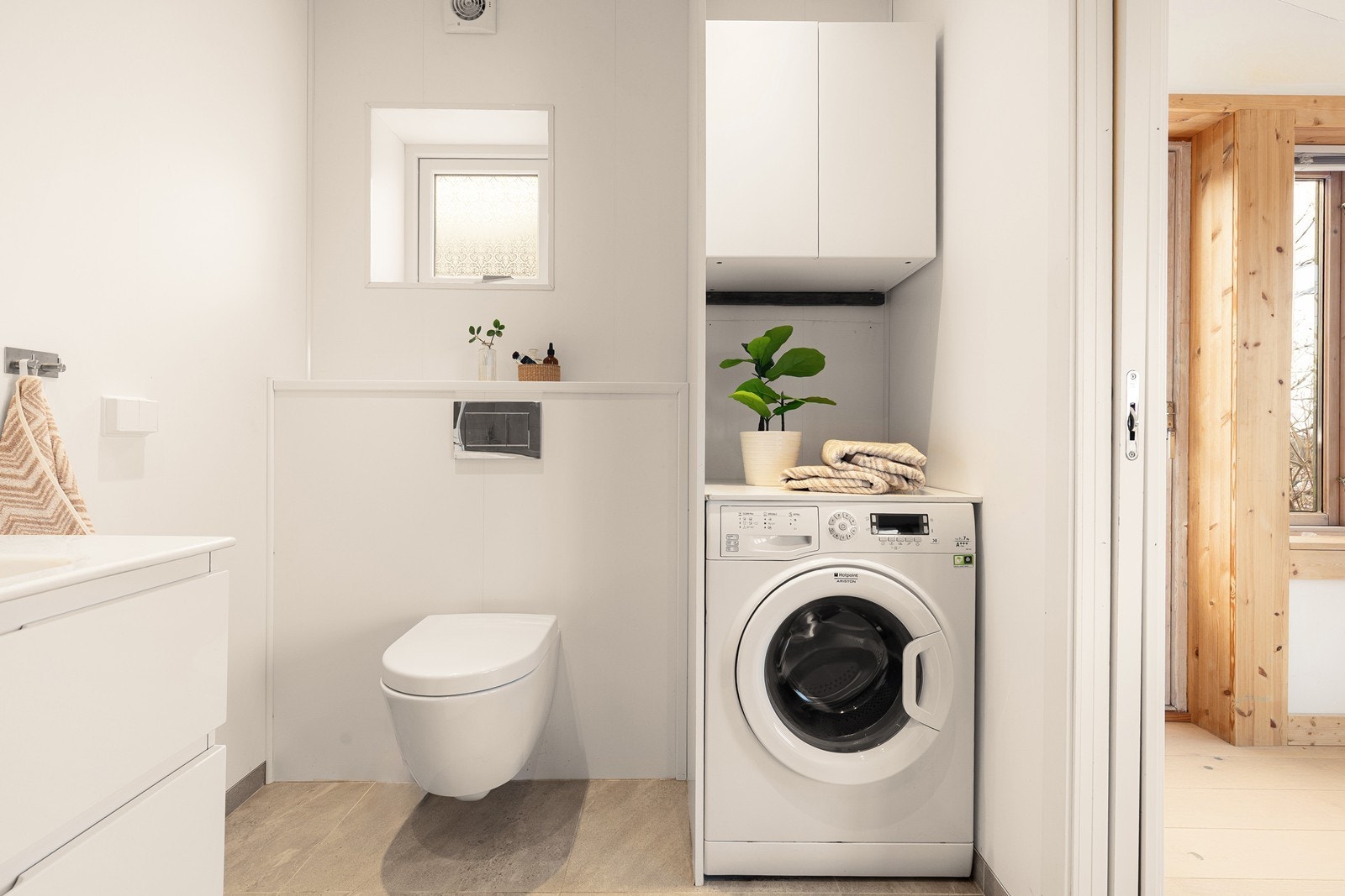 Badet har også opplegg for vaskemaskin, noe som forenkler hverdagslogistikken. Galleribilde