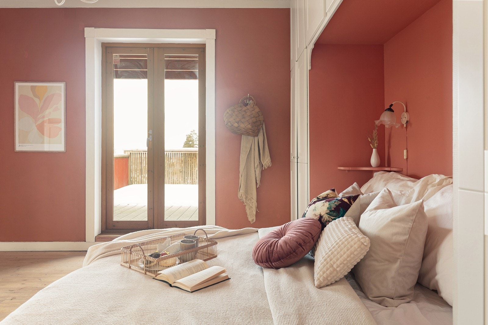 Fra sengen kan du se rett ut på takterrassen. Galleribilde