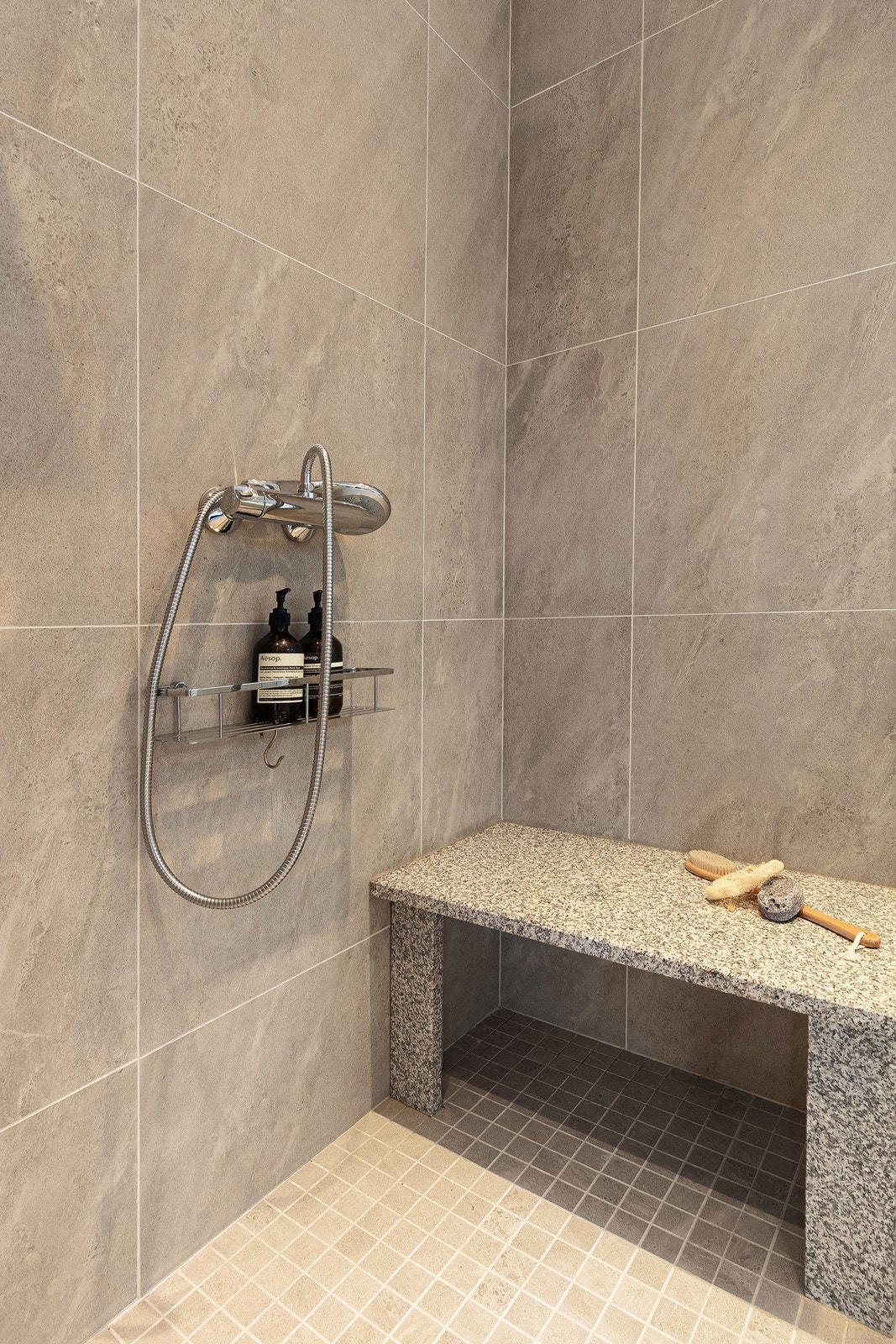 Dusjhjørnet er romslig og har moderne armaturer. Galleribilde