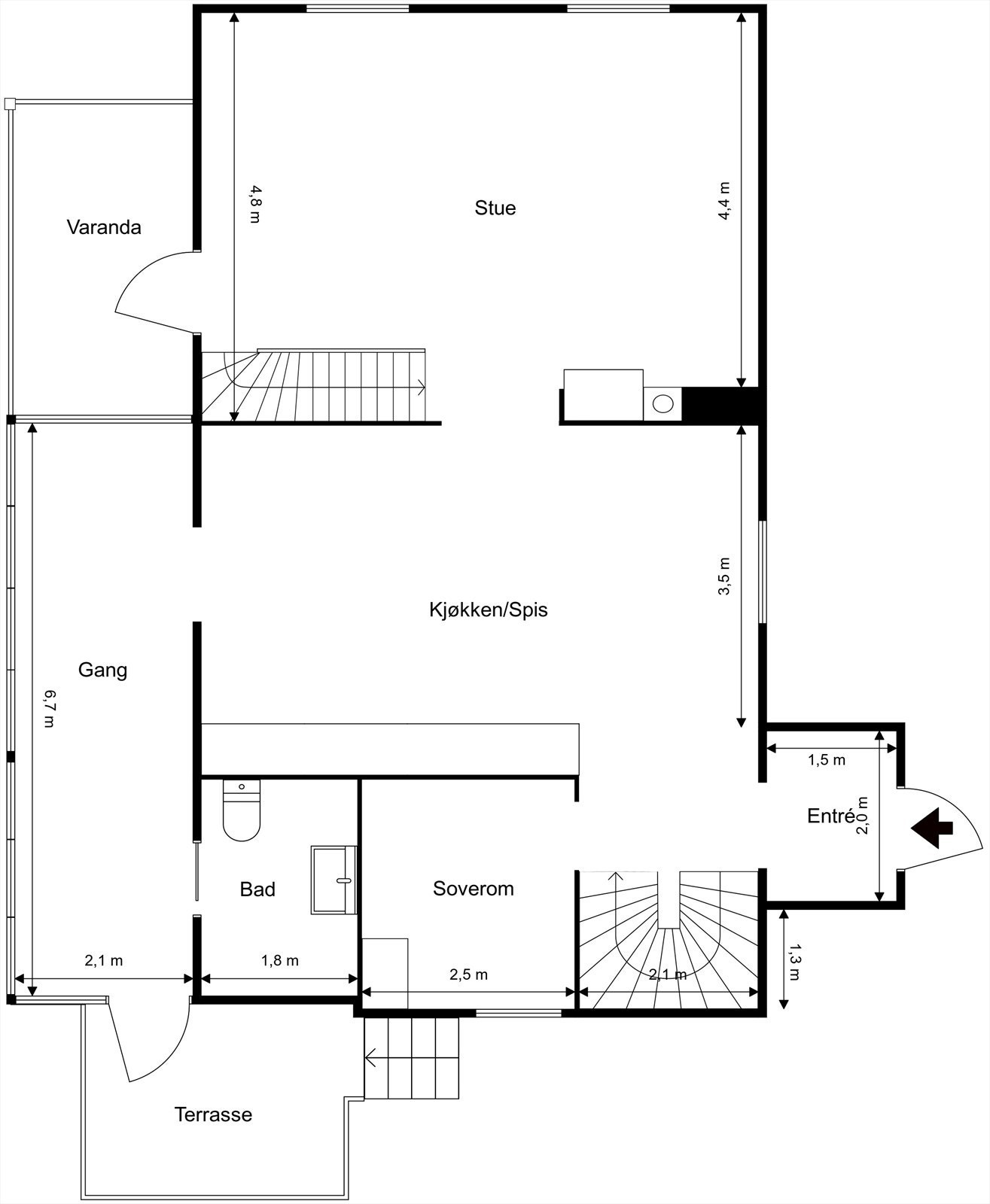 Første etasje har en familievennlig planløsning med stue, kjøkken, bad, soverom og utgang til to balkonger. Galleribilde