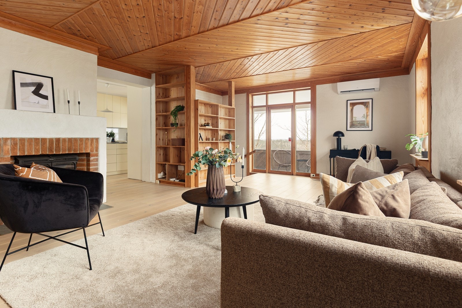 Stuen har en åpen og luftig følelse med god forbindelse til kjøkkenet. Galleribilde