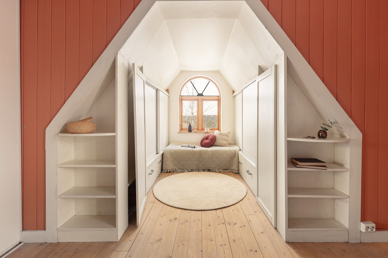 En sjarmerende alkove med plassbygde hyller og skap, perfekt som en liten lesekrok eller walk-in. Galleribilde