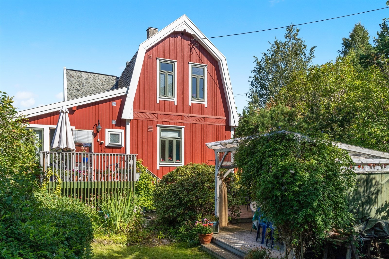 Boligen har en stor takterrasse på 20 m² og to balkonger, perfekt for et aktivt familieliv. Galleribilde