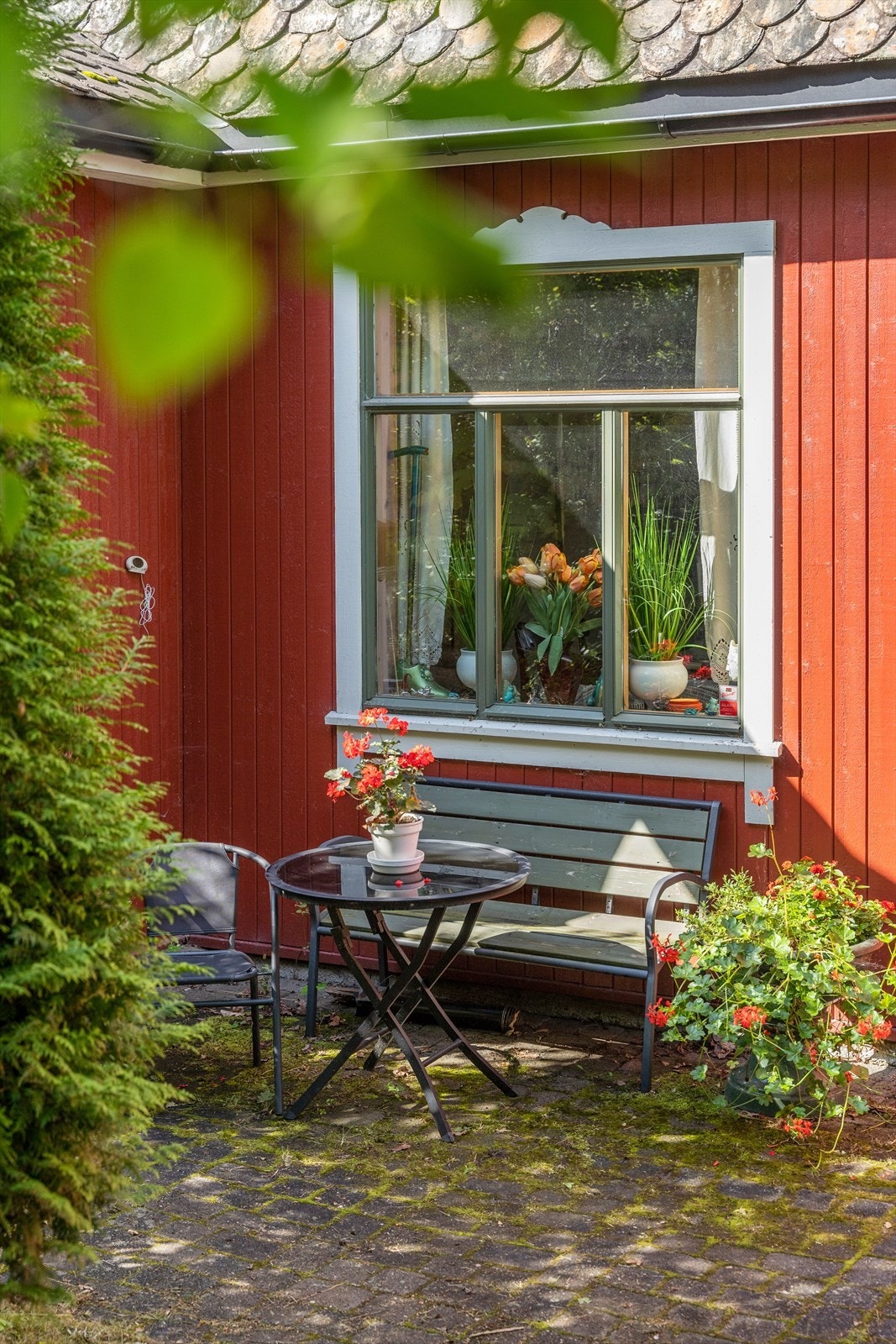 Vinduer med klassisk listverk understreker den tradisjonelle stilen. Galleribilde