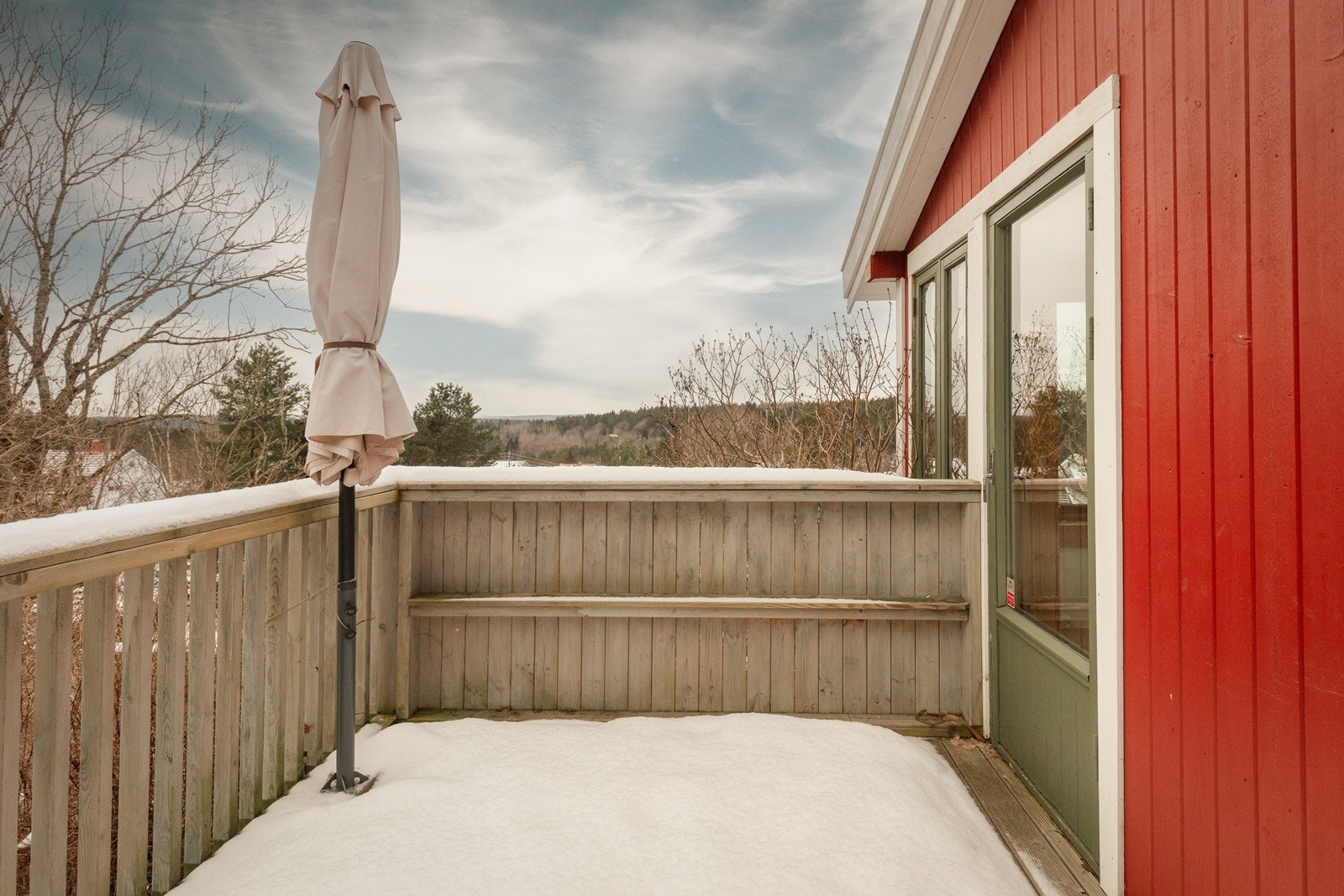 Balkongen har rekkverk i tre og god plass til en sittegruppe. Galleribilde