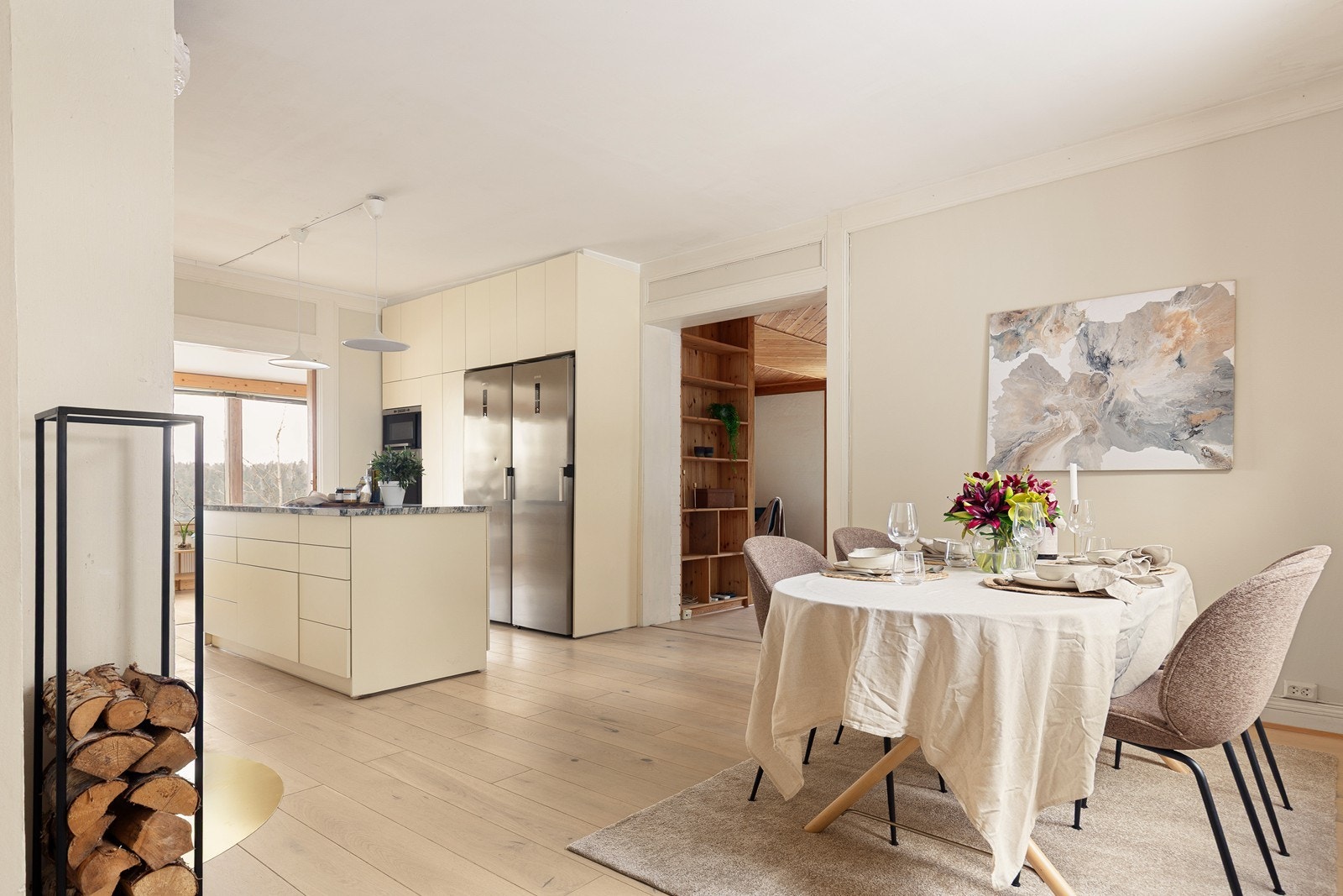 Moderne kjøkken med innredning med glatte fronter og rikelig med skap- og benkeplass. Galleribilde