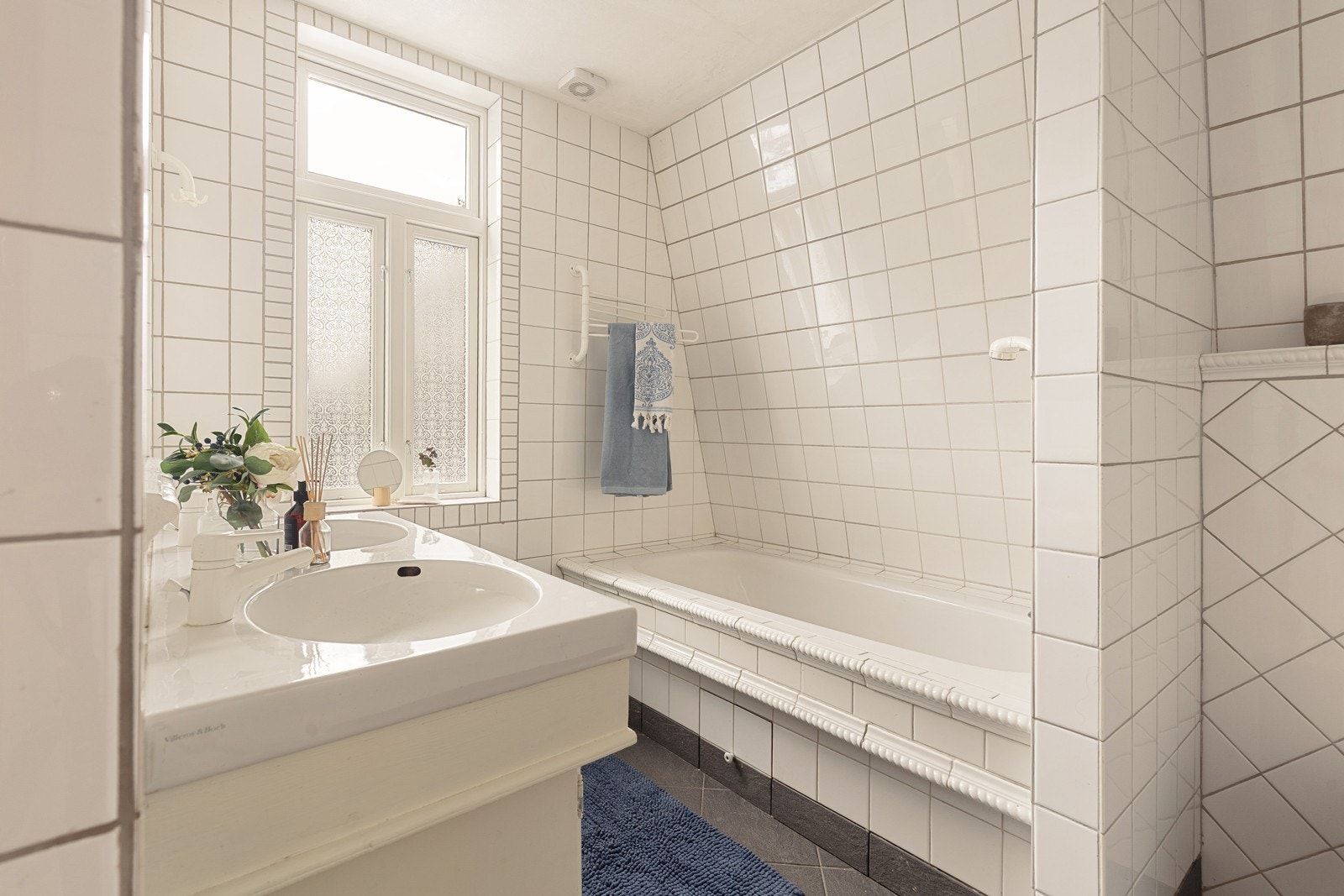 Et lyst og tidløst bad med en praktisk innredning. Galleribilde